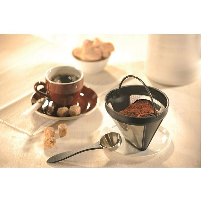GEFU Permanente Koffiefilter Arabica gevuld met gemalen koffie op een schoteltje, naast een kop koffie en suikerklontjes