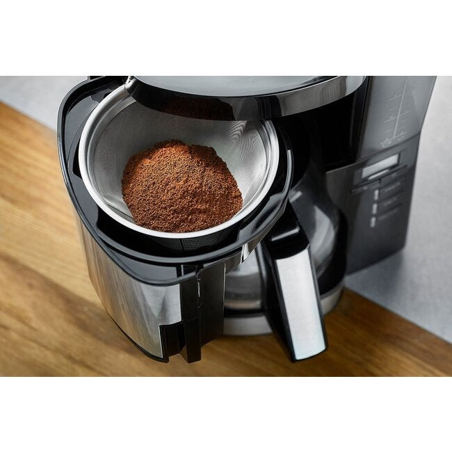 GEFU Herbruikbare Koffiefilter Flavo, gevuld met gemalen koffie en geplaatst in het koffiezetapparaat op het aanrecht