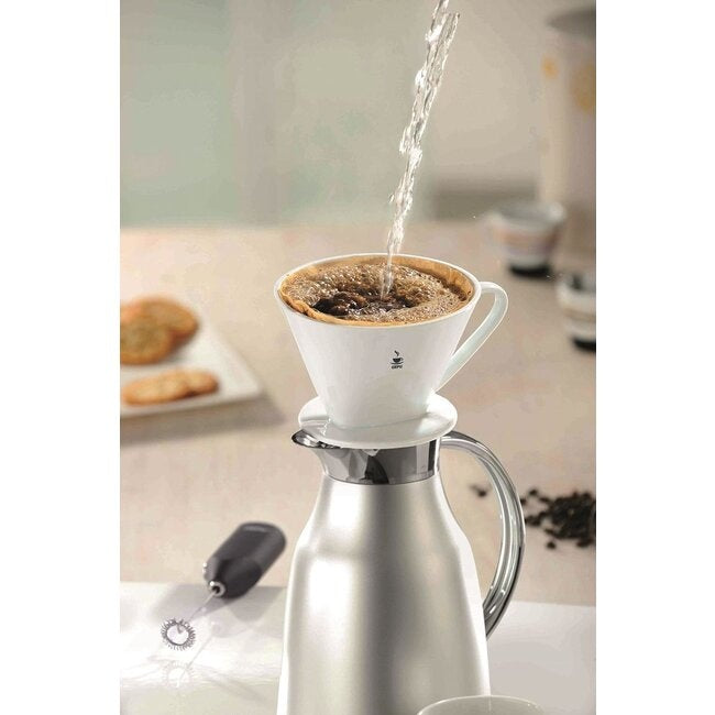 GEFU Koffiefilter Sandro - Maat 4 bovenop een grote RVS thermoskan terwijl er kokend water met een straaltje overheen wordt gegoten