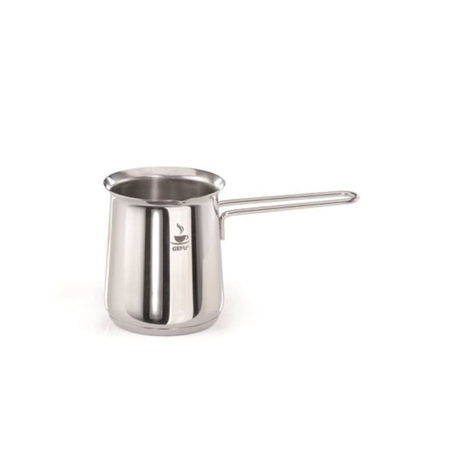 GEFU Opschuimbeker Claudio - 600 ml, hand die met een elektrische melkopschuimer melk in de beker opschuimt naast een percolator