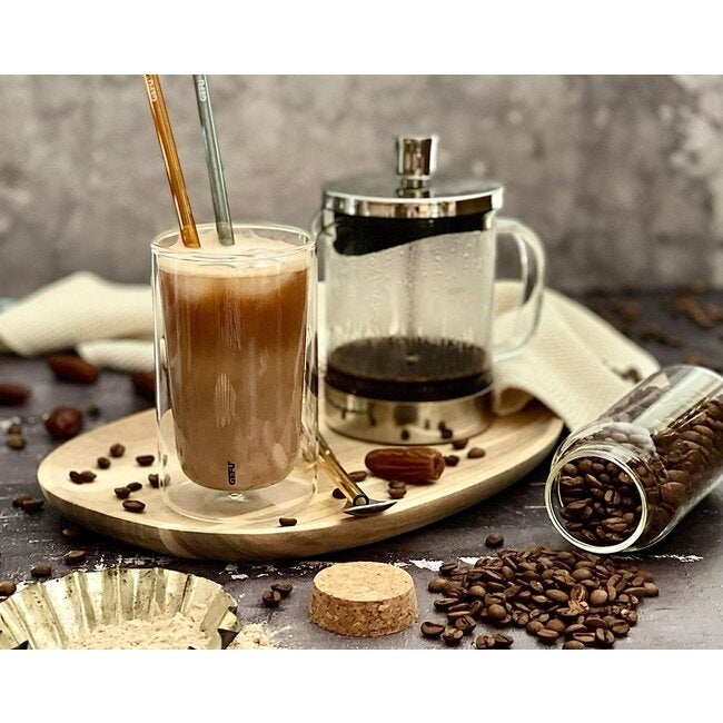 GEFU Cafetière Diego - 600 ml, ijskoffie met rietje in een glas op een houten dienblad naast de cafetière, omringd door losse koffiebonen en een kurk