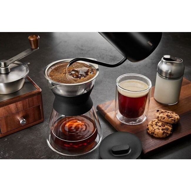 GEFU Koffiemaker met Filter Butio Thermo - 500 ml op een donker aanrecht naast een houten koffiemolen, glazen koud gezette koffie, een melkkannetje en koekjes op een houten plank