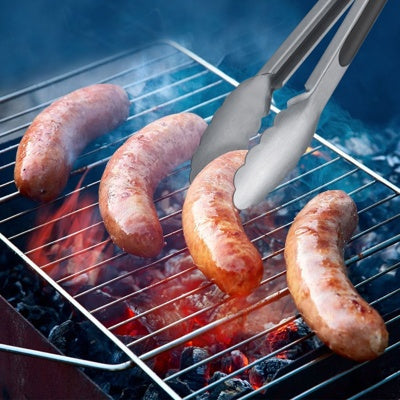 Westmark Serveertang RVS, zilver, in gebruik om worstjes op de barbecue te keren