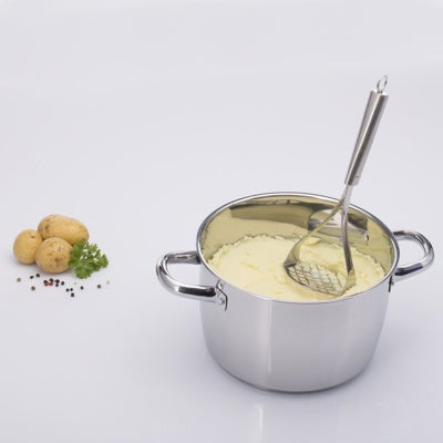 Westmark Glory Aardappelstamper, RVS, in gebruik in een pan met puree naast rauwe aardappelen