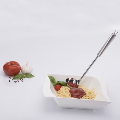 Westmark Glory Sauslepel, rvs lepel in een witte kom met spaghetti en tomatensaus