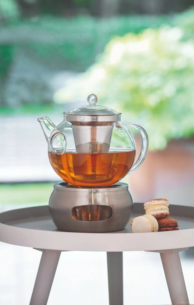 Bredemeijer Ravello theelicht RVS in gebruik onder een glazen theepot op tafel met macarons