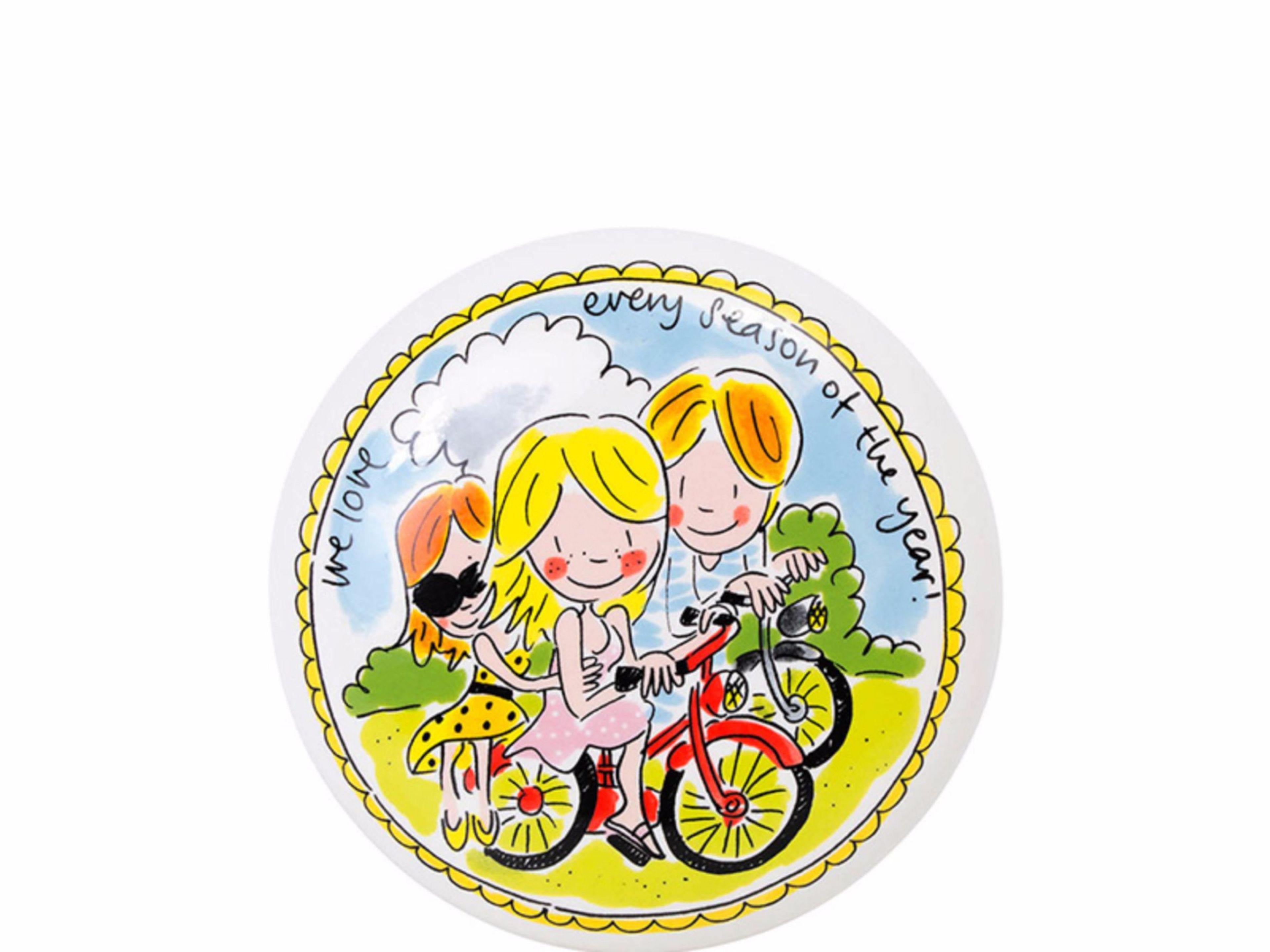 Blond Amsterdam voorraaddeksel van bovenaf met kinderen op de fiets en tekst every season of the year