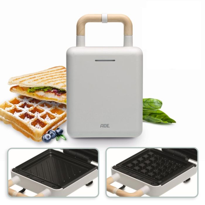 ADE wit wafel- en tosti-ijzer met een tosti en wafel ernaast, plus twee inzetjes van de bakplaten