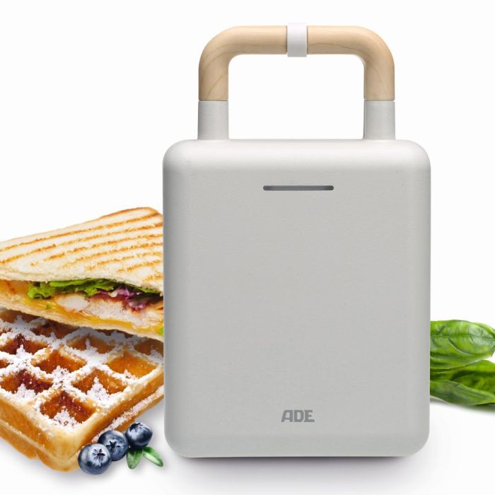 ADE wit wafel- en tosti-ijzer met een tosti, wafel en basilicum ernaast