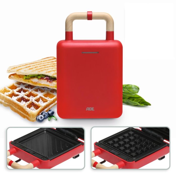 ADE rood wafel- en tosti-ijzer met tosti en wafel ernaast, plus twee inzetjes van de grill- en wafelplaten