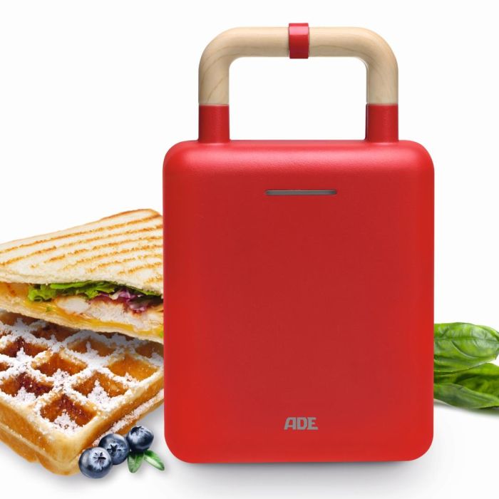 ADE rood wafel- en tosti-ijzer met een tosti, wafel en basilicum ernaast