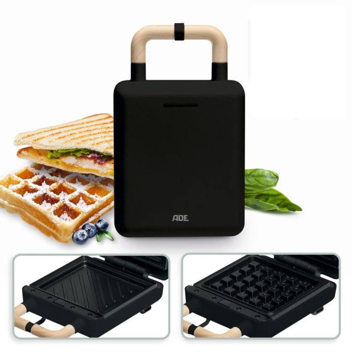 ADE zwart wafel- en tosti-ijzer met een tosti en wafel ernaast, plus twee inzetjes van de bakplaten