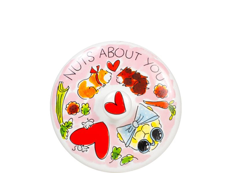 Blond Amsterdam deksel van bovenaf met cavia's, muis, wortel en tekst 'Nuts about you'.