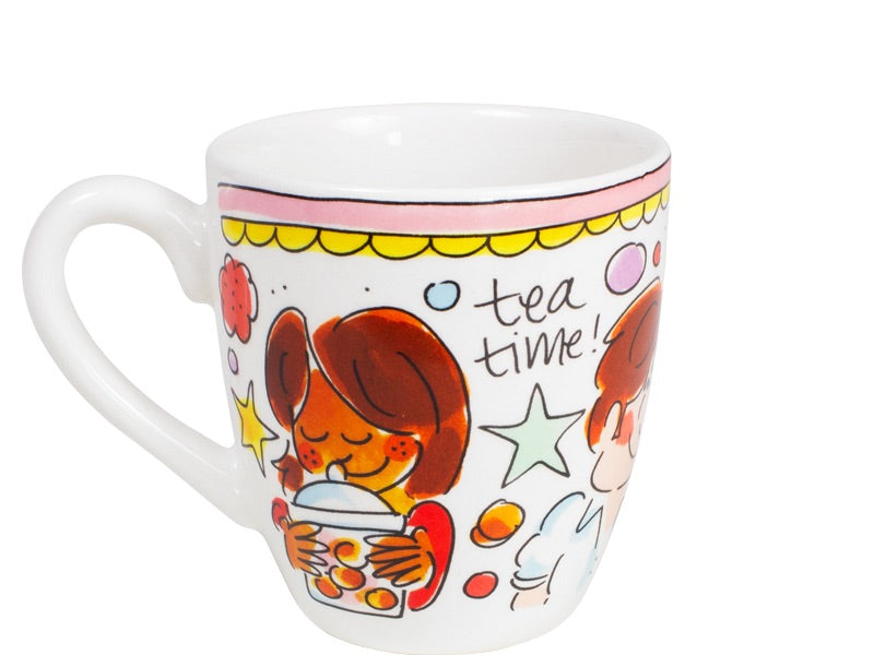 Blond Amsterdam minimok met oor, roodharig meisje dat een koekjespot omarmt en 'tea time'.