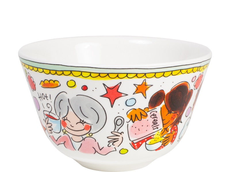 Blond Amsterdam Even Bijkletsen kom met illustratie van een oma met koffie en een meisje met cereals.