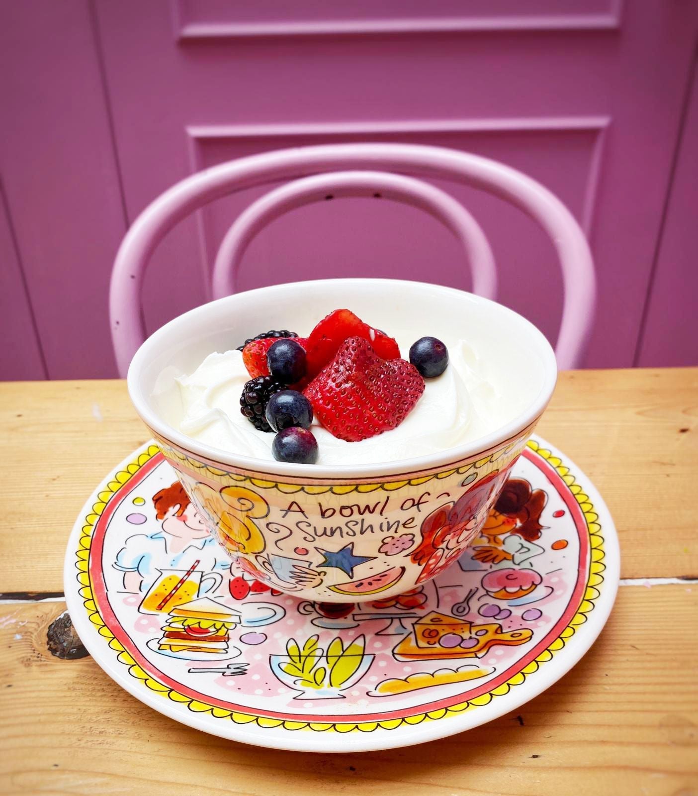 Blond Amsterdam kom met yoghurt en vers fruit op bijpassend bordje 'A bowl of sunshine'.