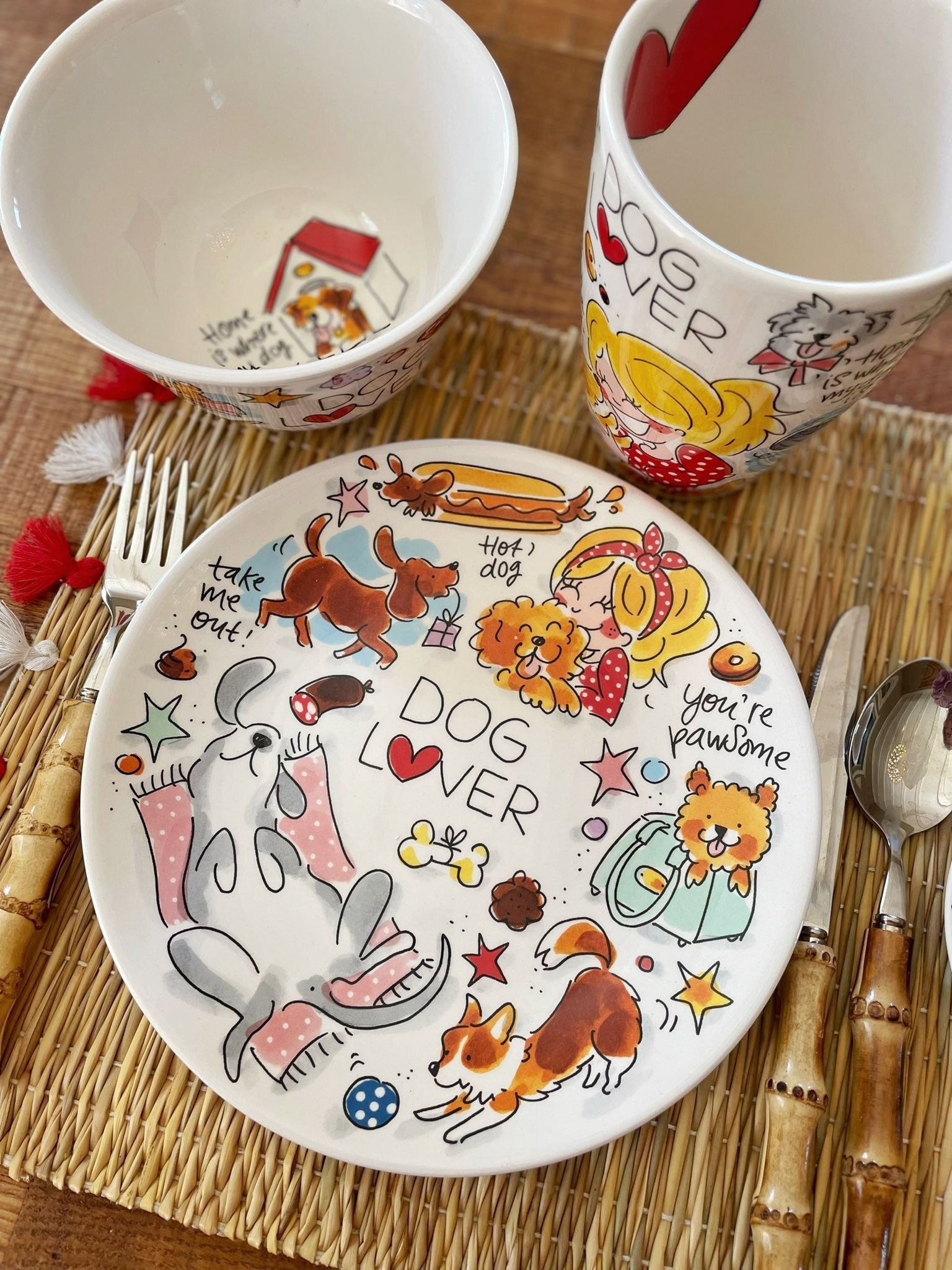 Blond Amsterdam Dieren Bord Dog Lover - 22 cm, op een houten tafel met een mok ernaast