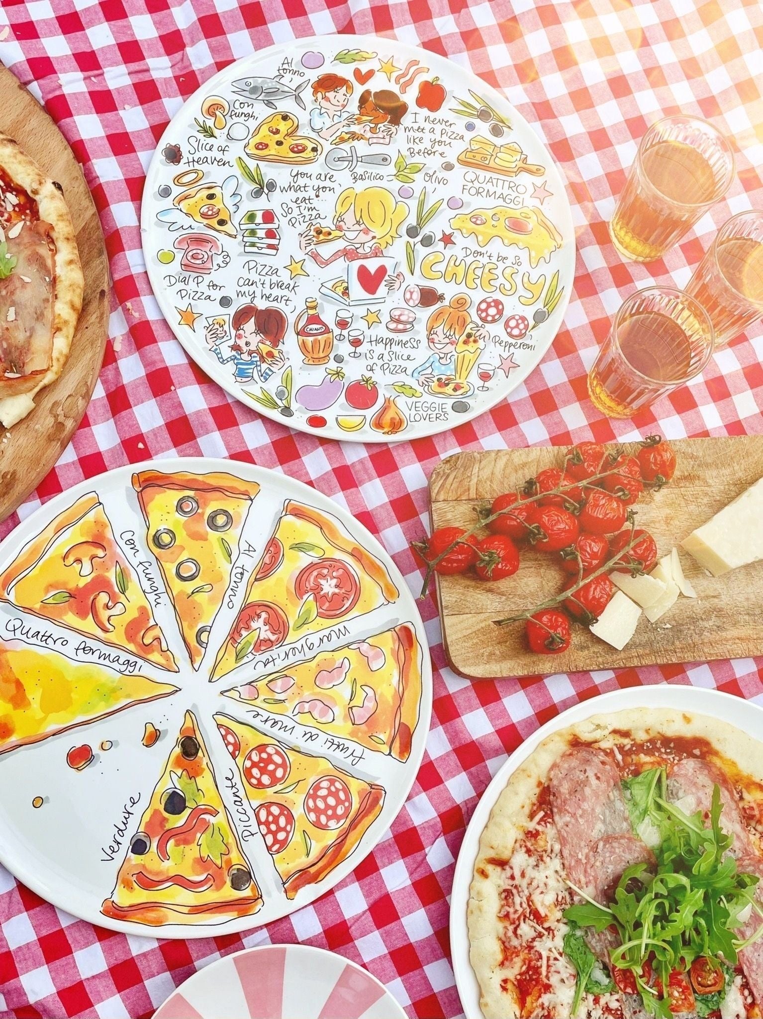 Blond Amsterdam Pizza Sharing Bord Slices - 31 cm, op een rood-wit geblokt kleed met pizza