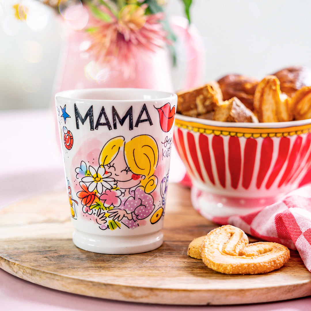 Blond Amsterdam Mazagran mok Mama op een houten plank met koekjes en roze bloemenvaas
