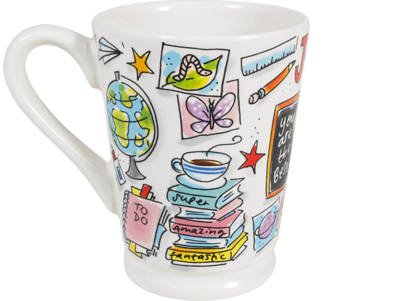Blond Amsterdam Mazagran mok met oor, decor met globe, boekenstapel, thee en 'super amazing fantastic'.
