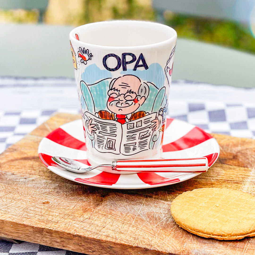 Blond Amsterdam Opa-mok op een schoteltje met lepel en koekje op een houten plank