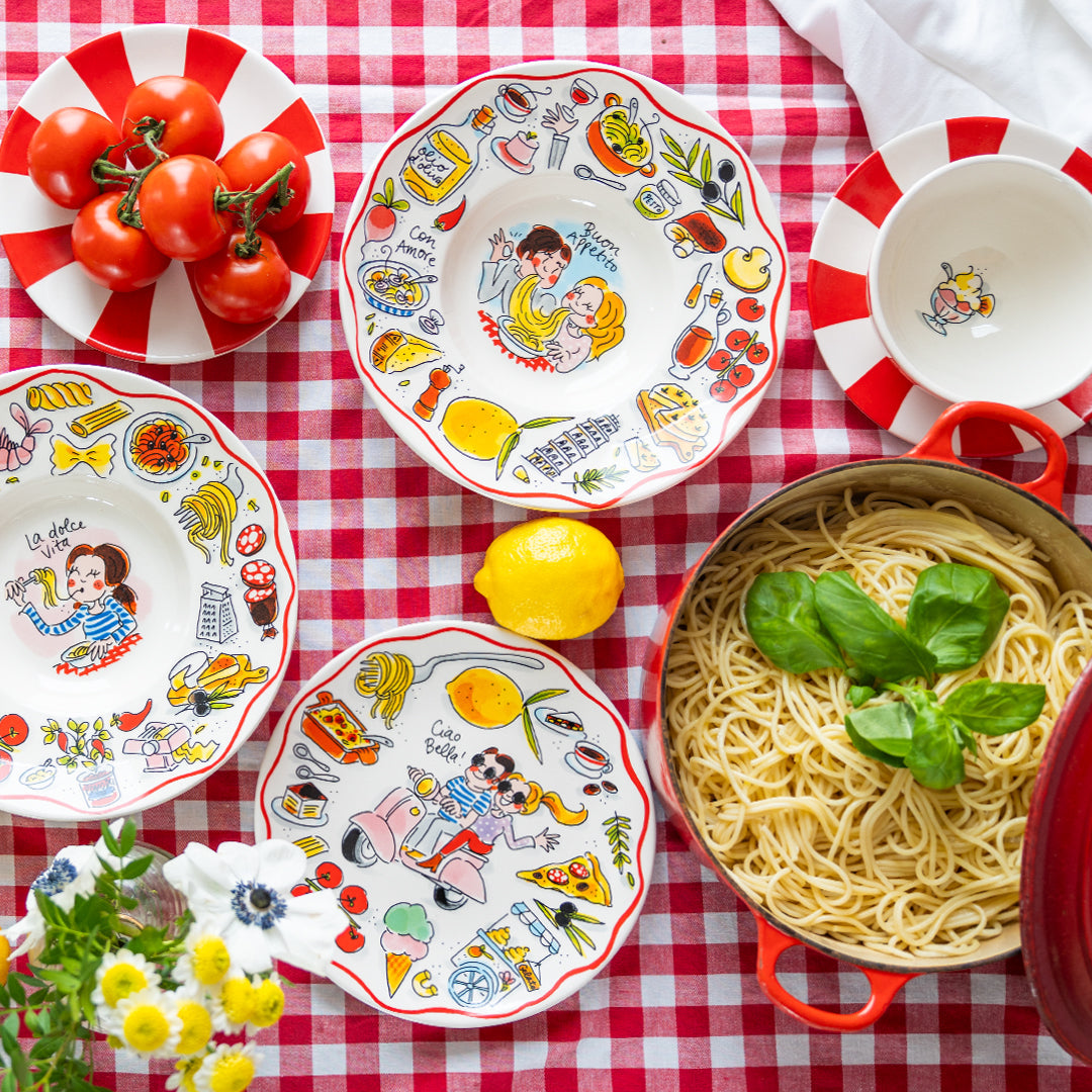 Blond Amsterdam Pasta Bord La Dolce Vita - 24 cm, op een rood-wit geblokt kleed met eten