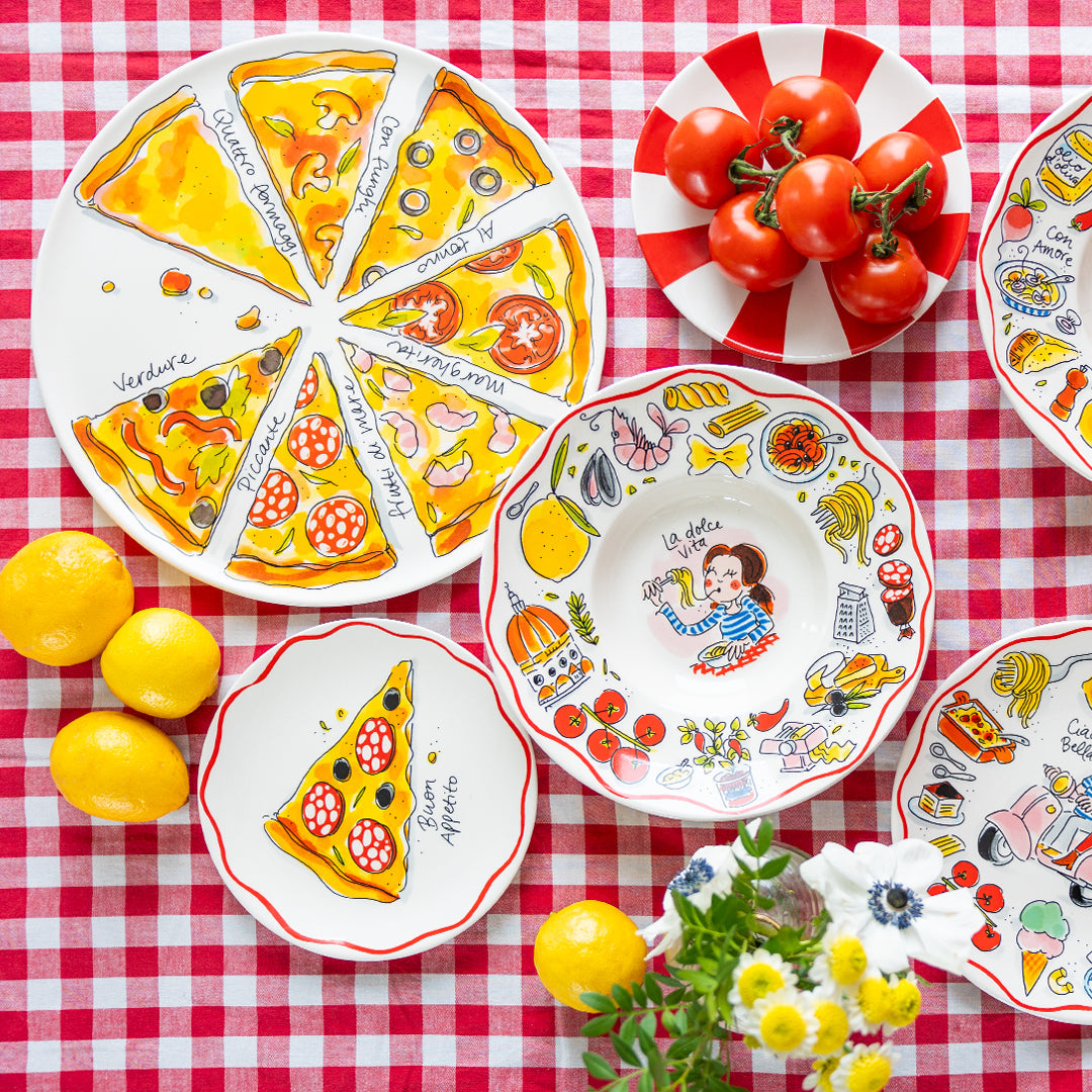 Blond Amsterdam Pasta Bord Pizza Buon Appetito - 18 cm, op een rood-wit geblokt kleed met pizzapunten