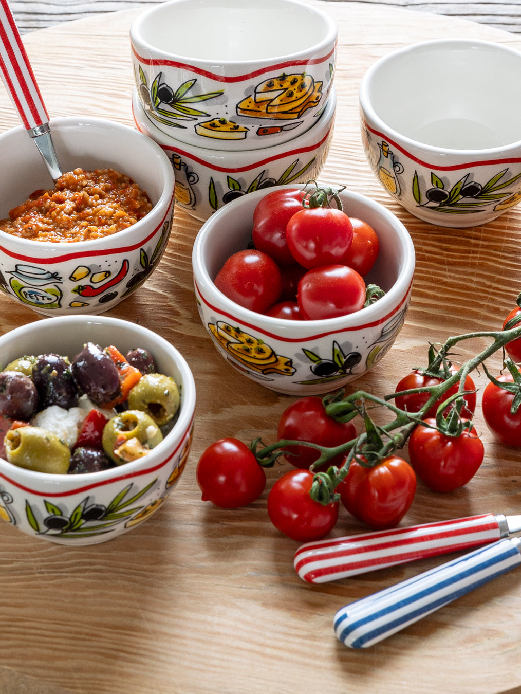 Blond Amsterdam Pasta Kom Italia - 8 cm, gestyled tussen andere schaaltjes met tomaten en olijfolie