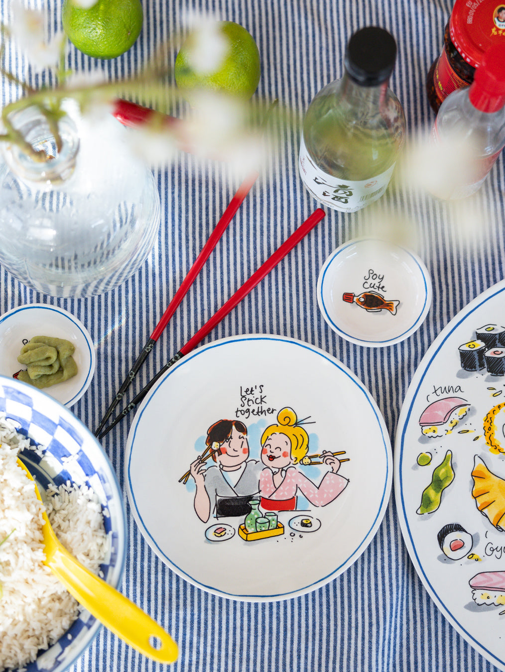 Blond Amsterdam Sushi Bord Stick Together - 18 cm, gestyled op een tafel met eten