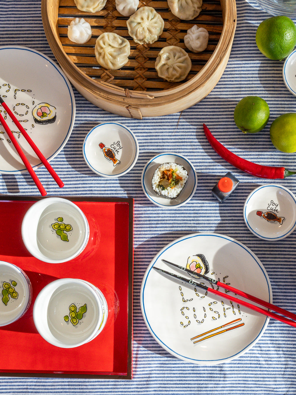 Blond Amsterdam Sushi Bord Love - 18 cm, gestyled op een tafel met sushi