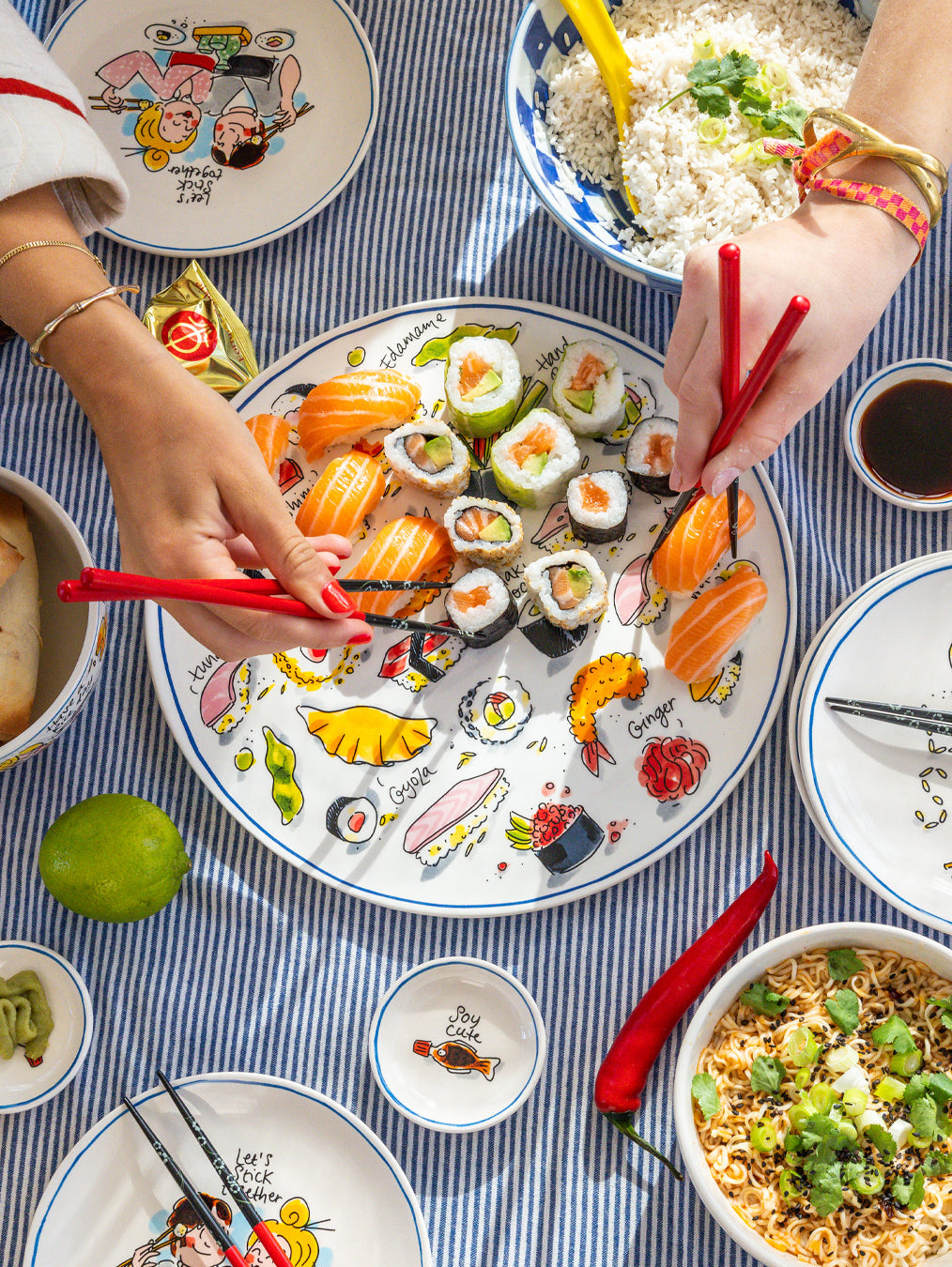 Blond Amsterdam Sushi Bord Maki Mania - 31 cm, gestyled op een tafel met sushi