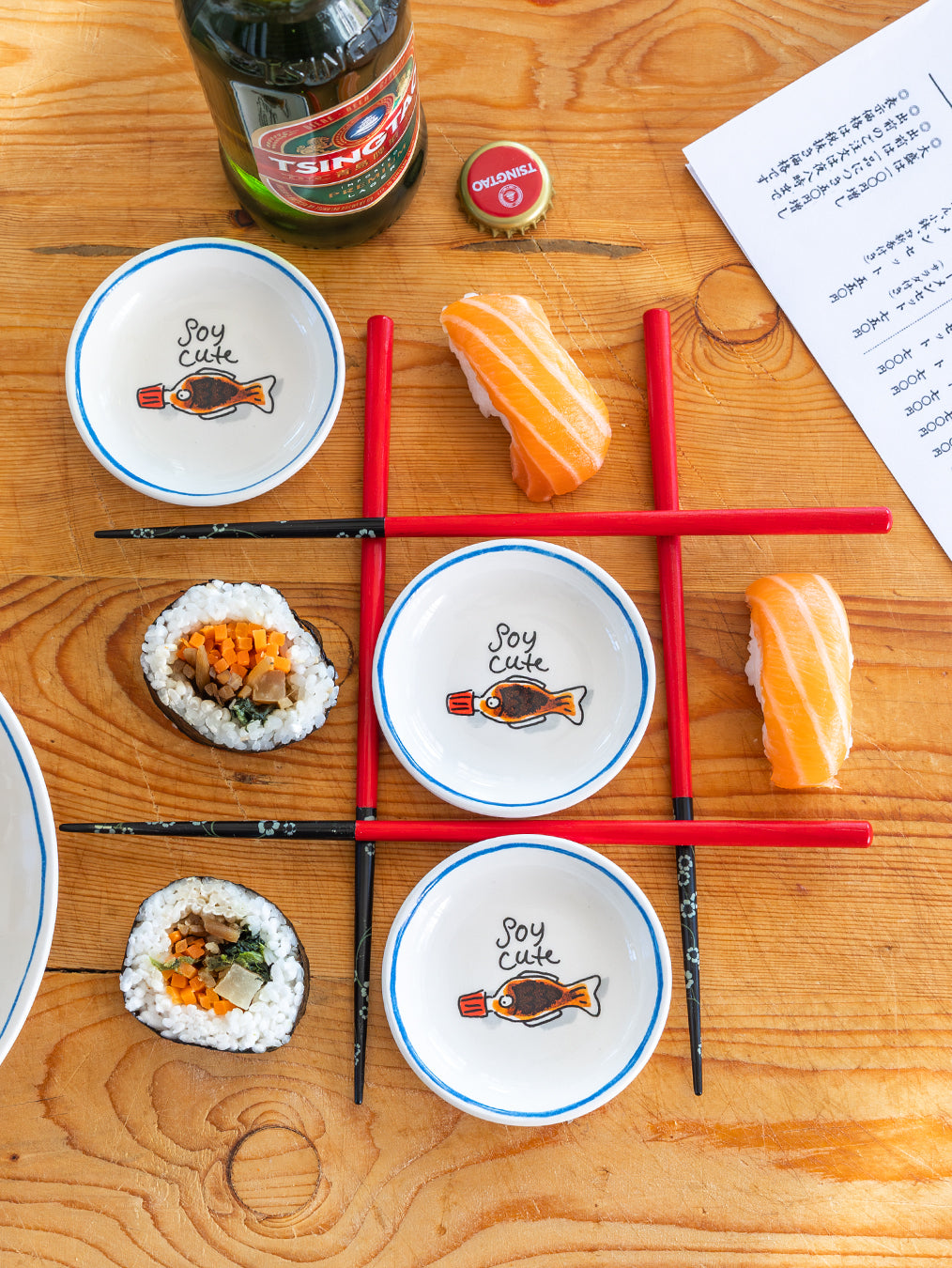 Blond Amsterdam Sushi Dipschaaltje Soja, gestyled op een houten tafel met sushi