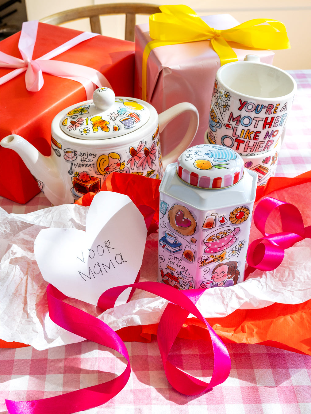 Blond Amsterdam Mama Theeblik Teatime, gestyled tussen bloemen en cadeaupapier