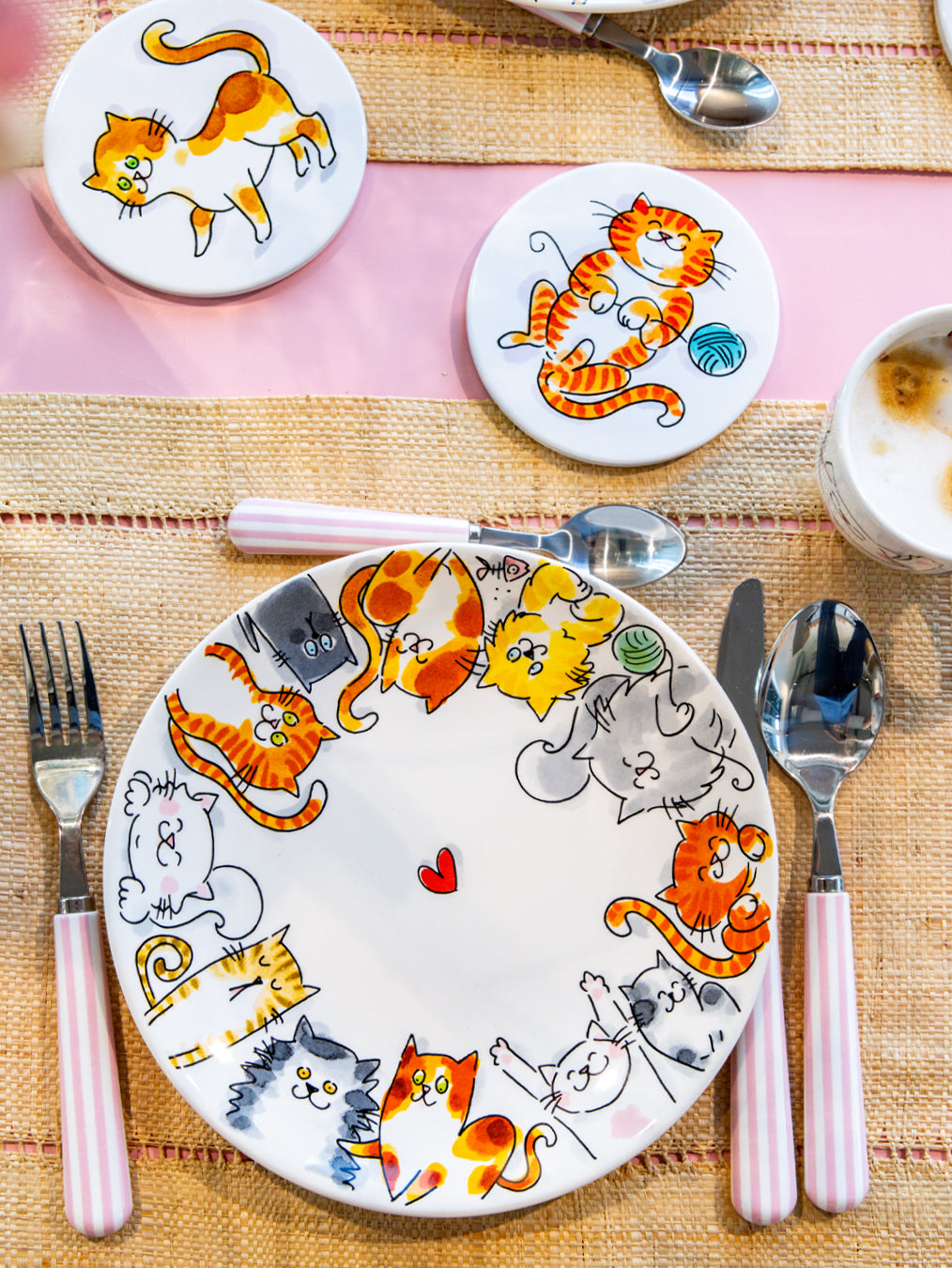 Blond Amsterdam Dieren Bord Cats - 22 cm, gestyled op een houten tafel
