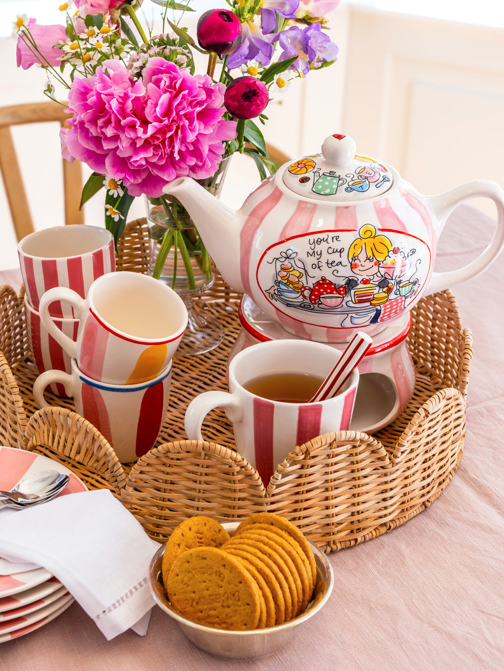 Blond Amsterdam Even Bijkletsen Rechaud Time for Tea, gestyled tussen bloemen op een ontbijttafel