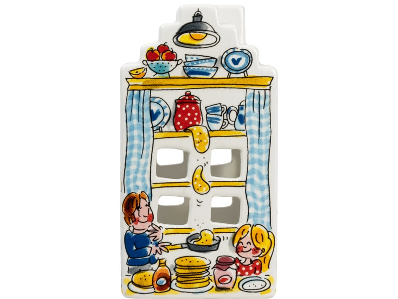 Blond Amsterdam Cozy Days Gevelhuisje met een pannenkoekentafereel onderin en servies op de planken