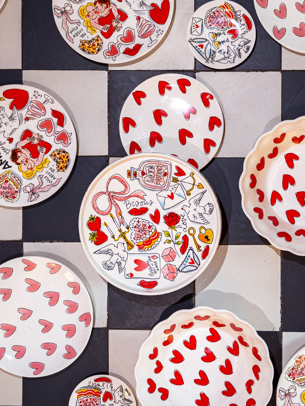 Blond Amsterdam Love bord Hearts tussen andere Blond Amsterdam Love-servies met hartjesmotief op een geblokte ondergrond