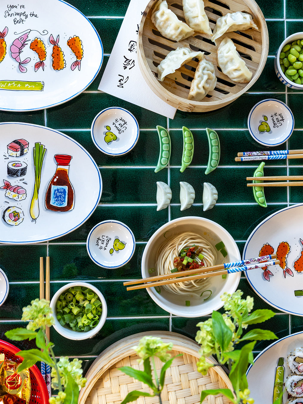 Blond Amsterdam Sushi Serveerschaal Ovaal - Shrimp, gestyled op een tafel met sushi