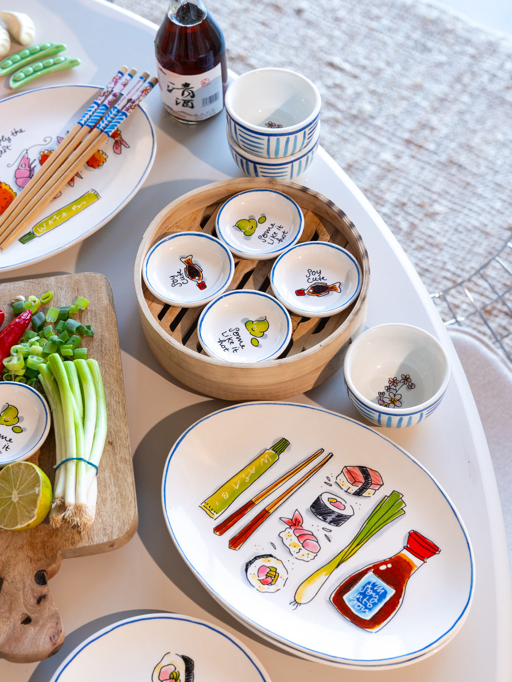 Blond Amsterdam Sushi Dipschaaltje Wasabi, gestyled op een tafel met eten