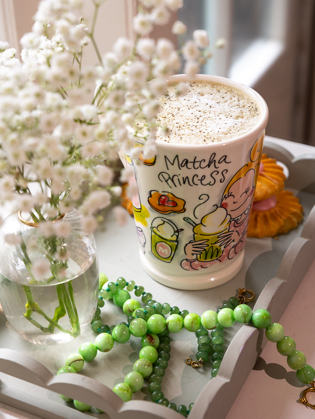 Blond Amsterdam Mazagran Mok Matcha Princess - 500 ml, gestyled tussen parels en bloemen