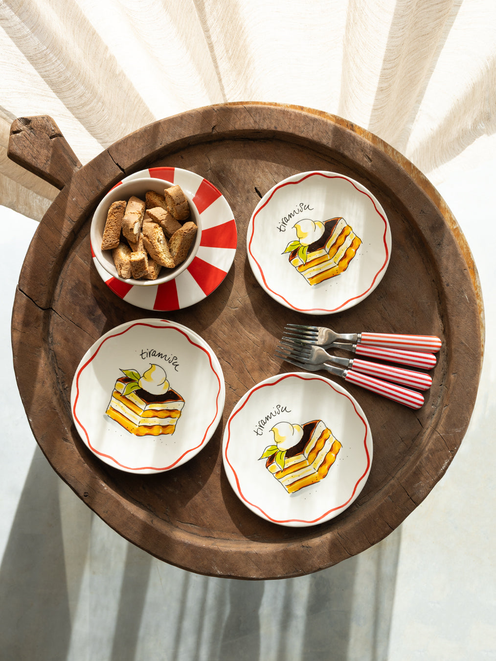 Blond Amsterdam Pasta Bord Tiramisu - 18 cm, gestyled tussen andere borden op een dienblad