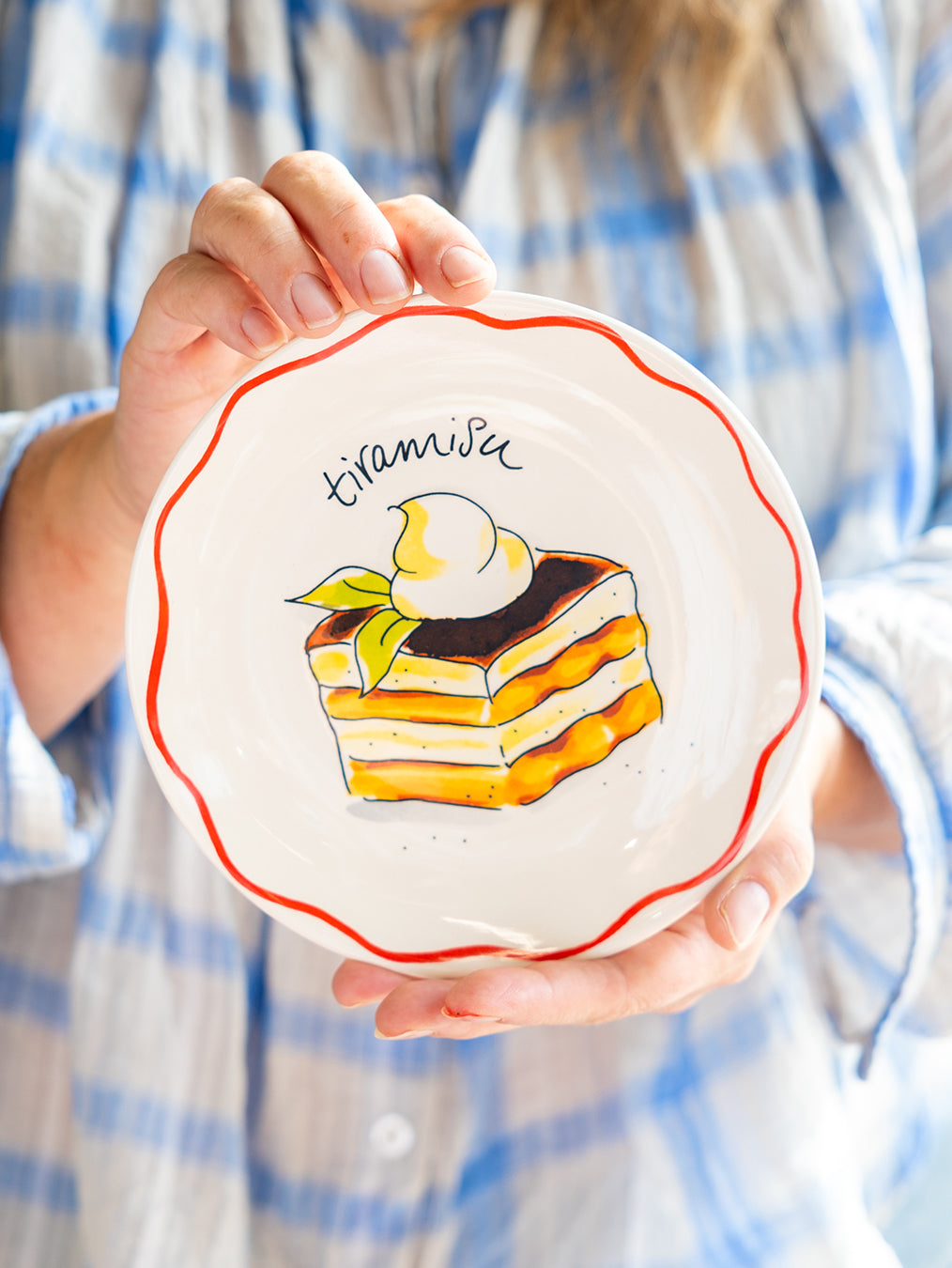 Blond Amsterdam Pasta Bord Tiramisu - 18 cm, vastgehouden in twee handen