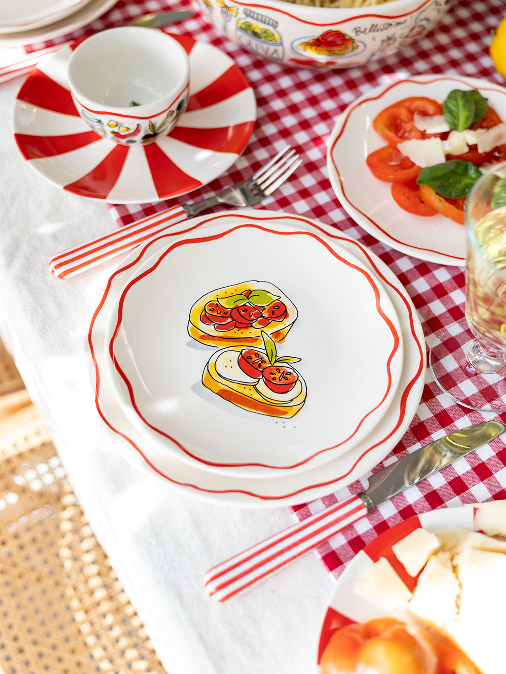 Blond Amsterdam Pasta Bord Bruschetta - 18 cm, gestyled op een rood-wit geblokt kleed