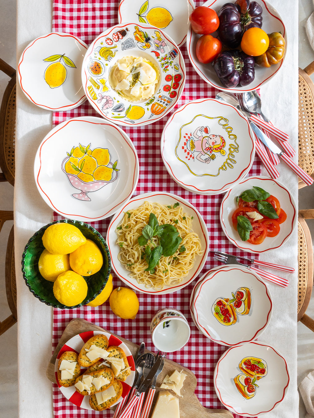 Blond Amsterdam Pasta Bord Bruschetta - 18 cm, gestyled op een gedekte tafel