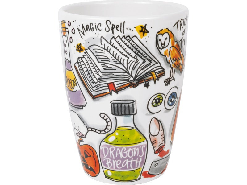Andere zijde van de beker met een spreukenboek, een uil en een fles "Dragon's Breath"
