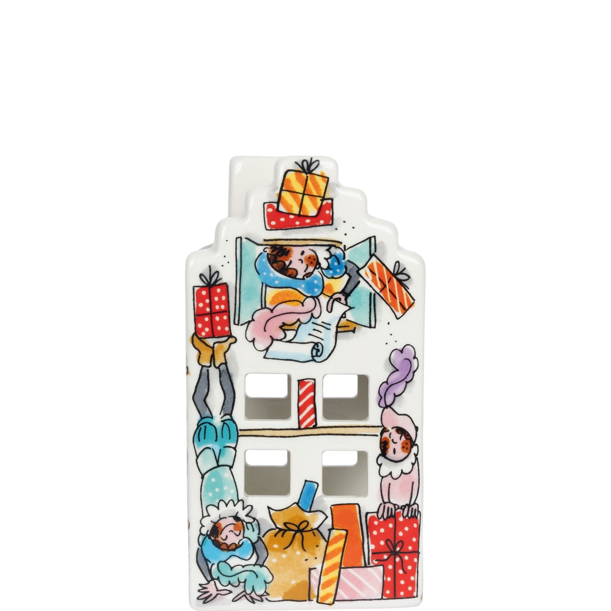Voorzijde van het lichthuisje met een Piet die een cadeau uit het raam overhandigt