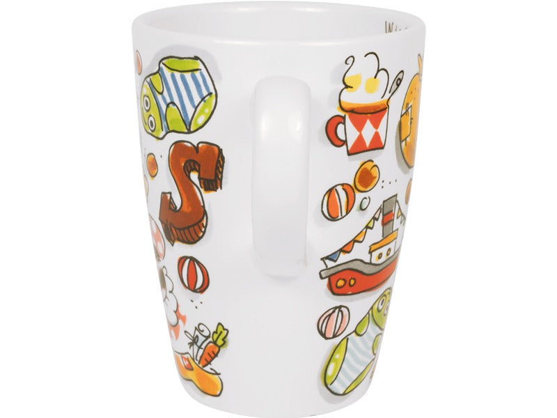 Close-up van de beker met de letter S, een stoomboot en een klomp met wortel