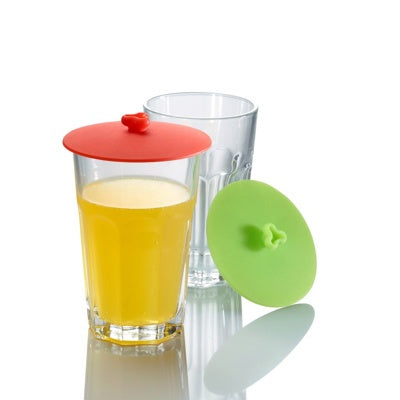 Westmark Siliconen Vershouddeksel Mini - 10 cm, bordeauxrood, deksel op een glas met jus naast een leeg glas met groene deksel