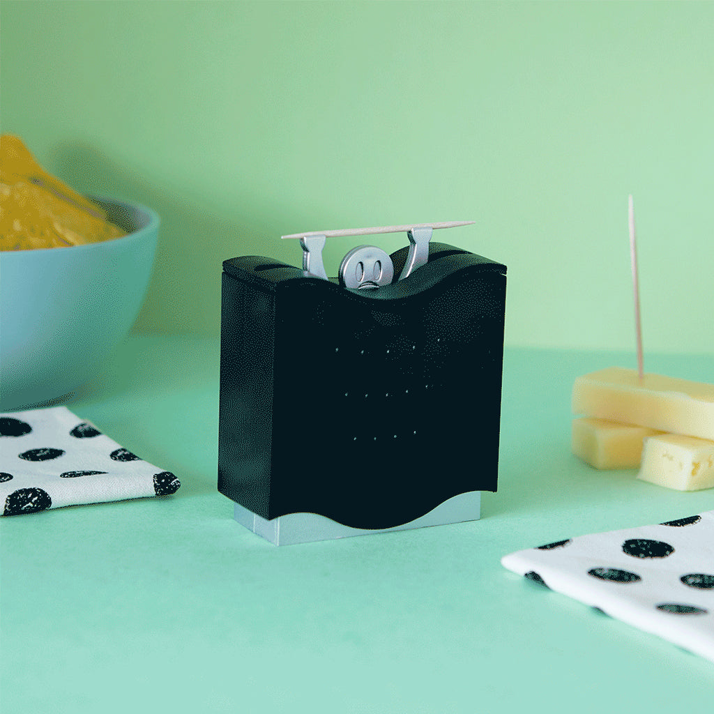 Balvi Pick a Boo dispenser met sip kijkend figuurtje op mintgroene achtergrond met chips en kaas