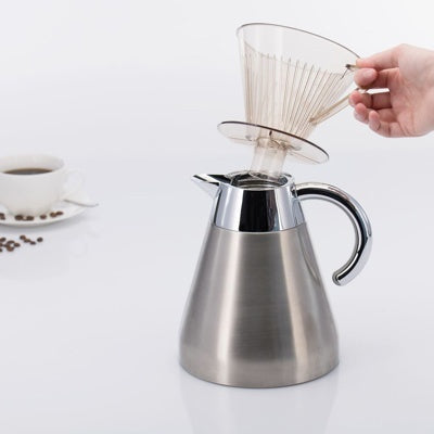 Westmark Koffiefilter met Trechter, zilver, geplaatst op een RVS koffiekan terwijl een hand de trechter neerzet